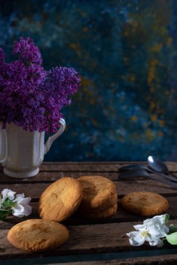 Soyut bir arka planda çiçekli kurabiyelerin kırsal bir tarzı var..