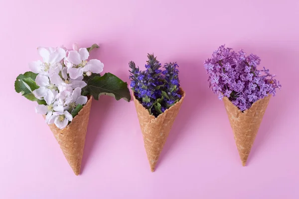 粉红背景的华夫饼杯中的彩花冰淇淋简约主义 — 图库照片