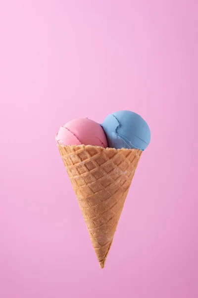 Sorvete Cone Waffle Fundo Rosa Conceito Minimalista — Fotografia de Stock