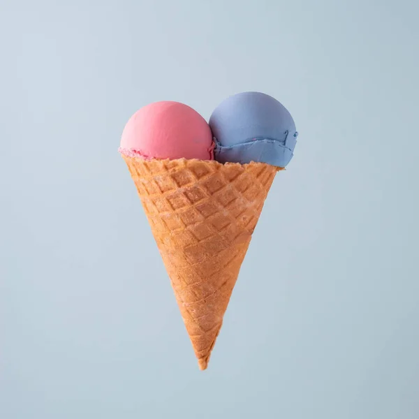 蓝色背景华夫饼杯中五颜六色的冰淇淋 简约的夏季概念 — 图库照片