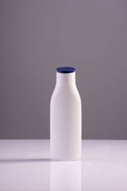 Vücut, yüz ve el bakımı için tıbbi kozmetik kremi. Beyaz-gri arka planda. Minimalizm.