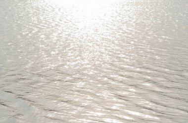 Gün boyunca suda güneş refleksi. Nehir suyu dokusu.