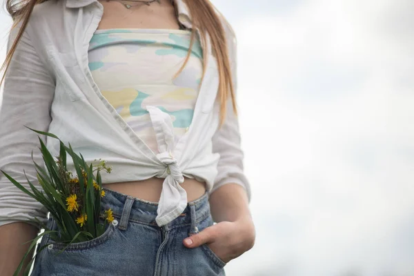 Yay Cebinde Genç Bir Kızın Cebinden Sarkan Bir Buket Kır — Stok fotoğraf