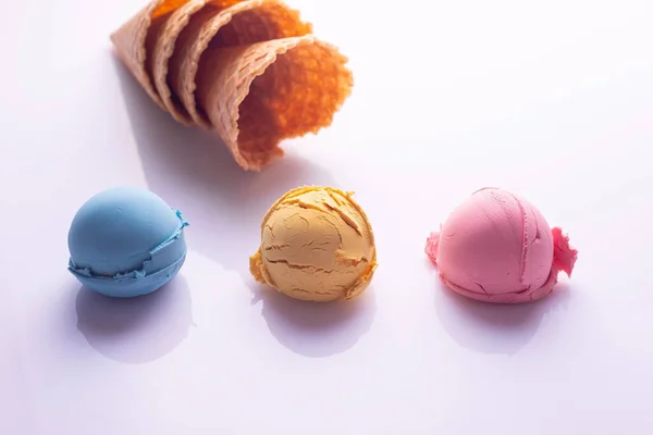 白色背景的彩色冰淇淋球华夫饼锥形 — 图库照片
