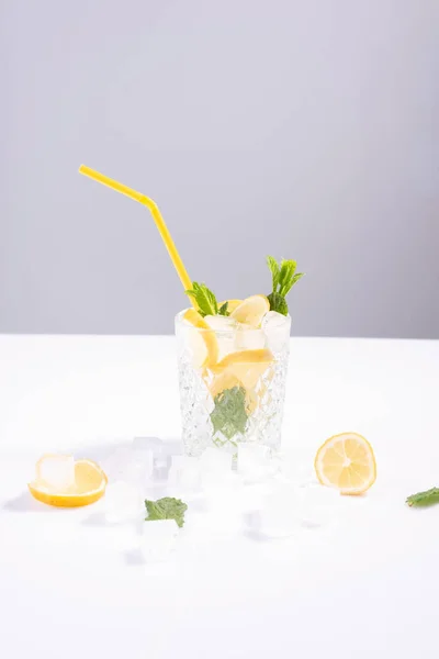 Minimalista Refrescante Cóctel Bebidas Verano Con Limón Menta Cubitos Hielo —  Fotos de Stock