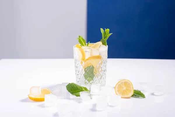 Bebida Alcohólica Refrescante Verano Vaso Cristal Con Hielo Limón Menta —  Fotos de Stock
