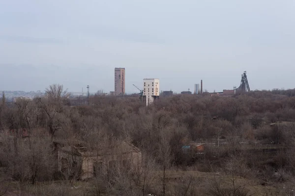 矿山建筑 以乌克兰的树木和废弃的住宅建筑为背景 — 图库照片