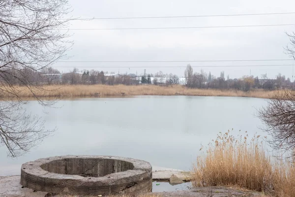 干涸湖中的圆形混凝土溢洪道 乌克兰的气候变化 — 图库照片