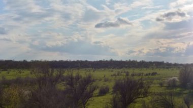 Zaman atlamalı bulutlar gökyüzünde akıyor yeşil manzara 2021 ilkbaharında