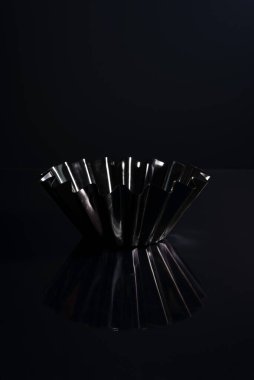 Siyah arka planda boş metal pişirme kabı. minimalist.