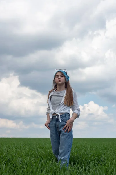 Retrato Uma Menina Adolescente Campo Grama Verde Contra Pano Fundo — Fotografia de Stock