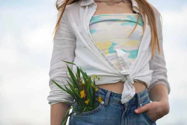 Genç Bir Kızın Kot Pantolonunun Cebinden Bir Buket Kır Çiçeğinin — Stok fotoğraf