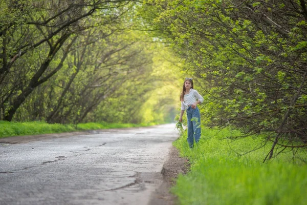 Μοντέρνο Κοριτσάκι Στέκεται Περπατώντας Στο Δρόμο Φόντο Μια Αψίδα Από — Φωτογραφία Αρχείου
