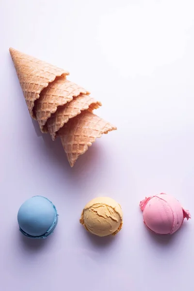 Разноцветное Мороженое Шарики Вафельные Конусы Белом Фоне — стоковое фото