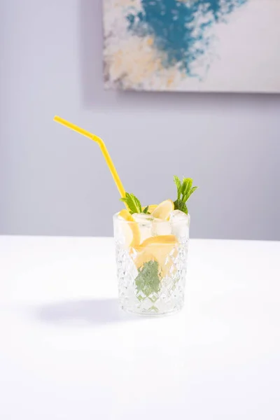 Bebida Verano Vaso Cristal Con Limón Menta Hielo Sobre Una —  Fotos de Stock