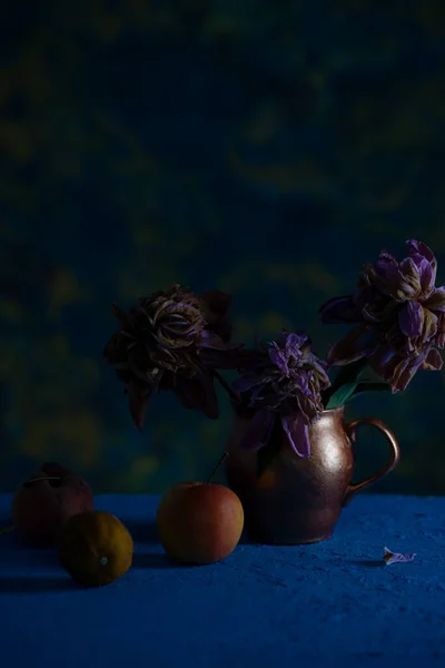 Drámai Évjárat Csendélet Egy Csokor Hervadt Virággal Egy Rézvázában Elmúló — Stock Fotó