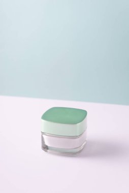 Beyaz arka planda kozmetik kremi olan bonochka. Cilt bakım ürünü.