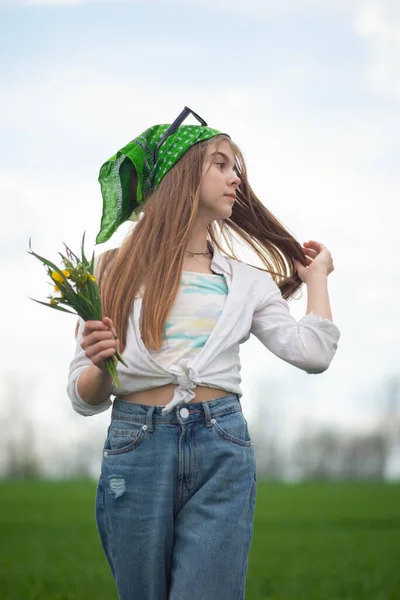 Porträt Eines Modischen Kleinen Mädchens Mit Einem Strauß Wildblumen Auf — Stockfoto