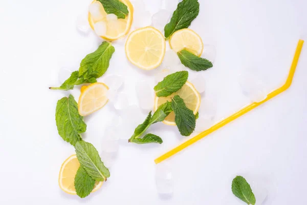 Copa Derramada Refrescante Cóctel Verano Con Hielo Limón Menta Sobre —  Fotos de Stock