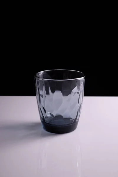 黑白相间的黑色玻璃杯烧杯 最低纲领主义者 — 图库照片