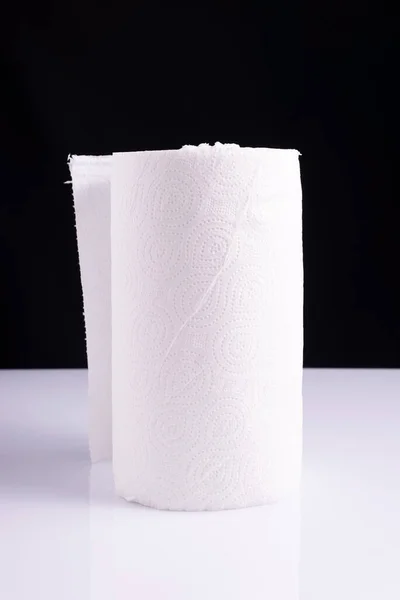 Beyaz Kağıt Havlu Rulo Peçeteler Beyaz Masa Üzerinde — Stok fotoğraf