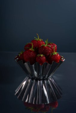 meyve kırmızısı çilekler siyah arka planda, minimalist konsept