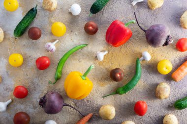 Masadaki çeşitli taze sebzelerden yayılmış bez parçaları. Sağlıklı gıda konsepti