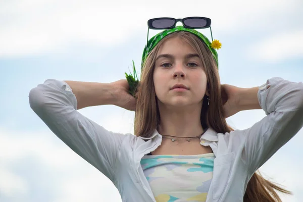 肖像画一个时髦的少女在一片绿草中与一束野花亲密的特写 — 图库照片