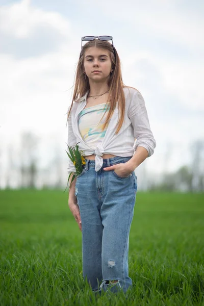 Μοντέρνο Κοριτσάκι Denim Στυλ Ένα Πράσινο Πεδίο Φόντο Ένα Συννεφιασμένο — Φωτογραφία Αρχείου