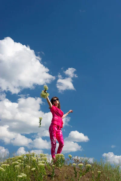 Menina Bonita Rosa Escolhe Flores Natureza Fundo Céu Nublado Verão — Fotografia de Stock