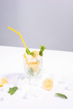 buzlu ve limonlu su yaz minimalistik beyaz arka planda hayat.