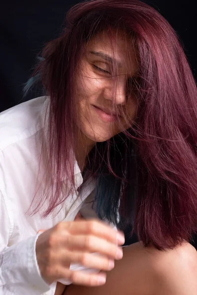 Malowana Rudowłosa Dziewczyna Męskiej Koszuli Czarnym Tle Farbowanie Włosów Piękna — Zdjęcie stockowe
