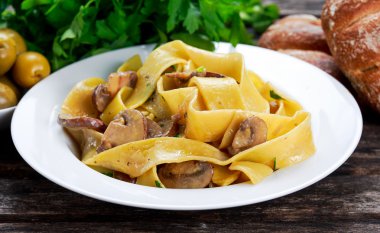 Pappardelle makarna mantar ve diğer otlar