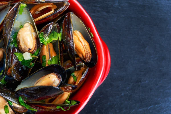 Midye sarımsak tereyağı sosu kırmızı kase.