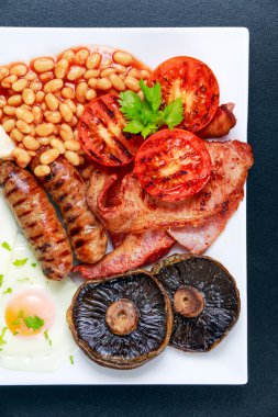 Tam İngiliz kahvaltısı pastırma, sosis, yumurta, fasulye ve mantar ile