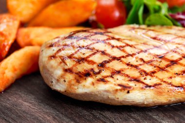 Izgara tavuk göğsü. patates ve sebze ile