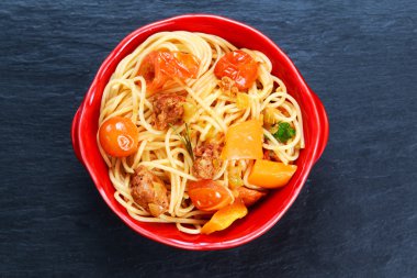 Sosisli makarna spagetti yaz sebze ile