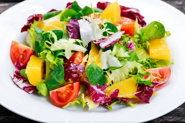 Mélange de légumes frais et mangues Salade — Photo