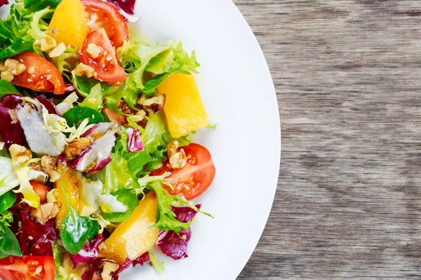 Salada de mistura de manga de legumes frescos — Fotografia de Stock