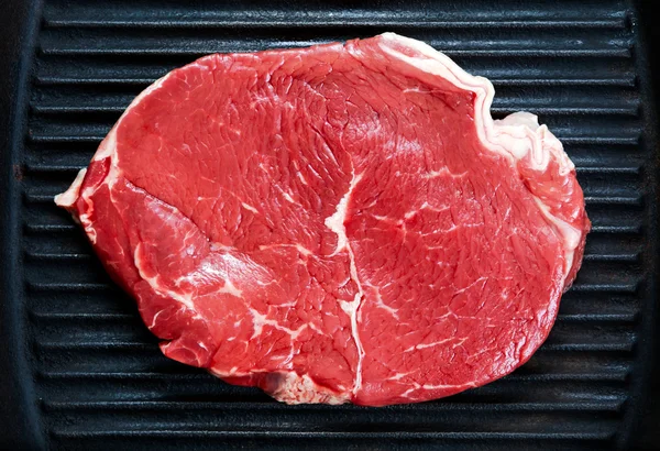 Tatarský biftek v litinové pánvi grilované — Stock fotografie