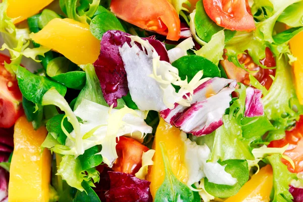 Mélange de légumes frais et mangues Salade. contexte — Photo