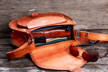 Kahverengi deri çanta, çanta aksesuarları ile