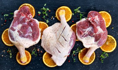 Ücretsiz aralığı ördek ayaklı portakal ve otlar eski mavi taş masada. Pişirmeye hazırlama