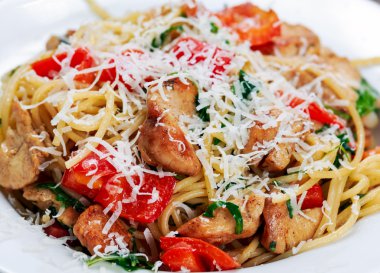 İtalyan tavuk göğsü makarna spagetti kırmızı biber, Parmesan peyniri ve vahşi roket hayatlarını kadar kapatın.