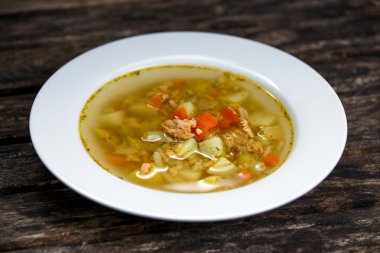 Balık çorbası ile Somon, ahşap masa