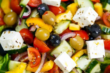 Beyaz peynir, siyah ve yeşil zeytin, domates, sebze Yunan salata sarı biber, kırmızı soğan, salatalık.