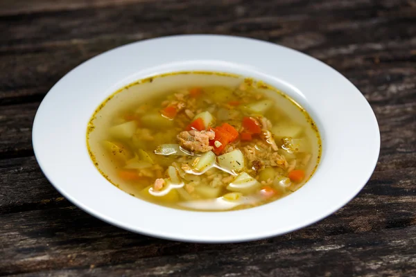 Balık çorbası ile Somon, ahşap masa