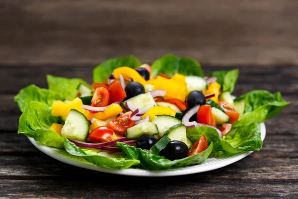 Ensalada de verduras frescas, aceitunas negras, tomates cherry, yello —  Fotos de Stock