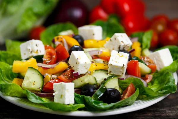 Ensalada griega de verduras frescas con queso Feta y verduras . —  Fotos de Stock