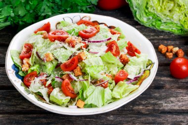 Plaka üzerinde taze sağlıklı klasik Sezar salatası